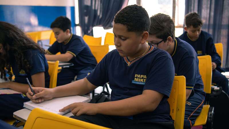 Adolescente do Ensino Fundamental II em laboratório