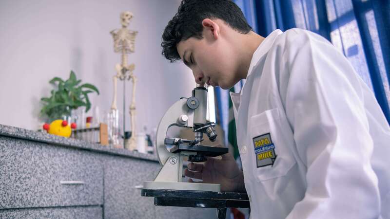 Jovem do Ensino Médio comemorando aprovação