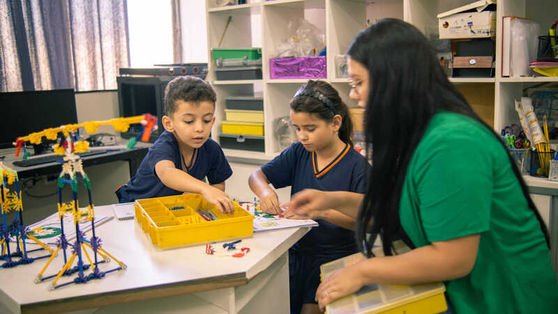 Criança do Ensino Fundamental I estudando